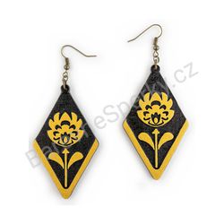 Dřevěné visací lidové náušnice - Flower of Tradition (kosočtvercové), zlaté